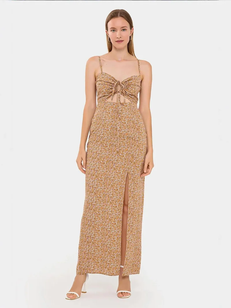 زوبعة فستان ماكسي مزين بالزهور بفتحة صدر