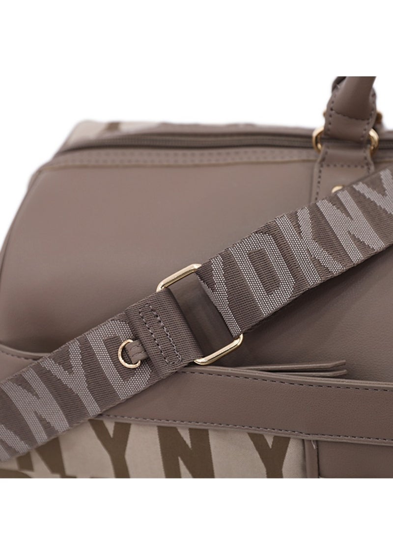 دكني حقائب دافل أيقونية للجنسين | خفيفة الوزن للسفر والرياضة والنادي الرياضي لون بيج - Image 5