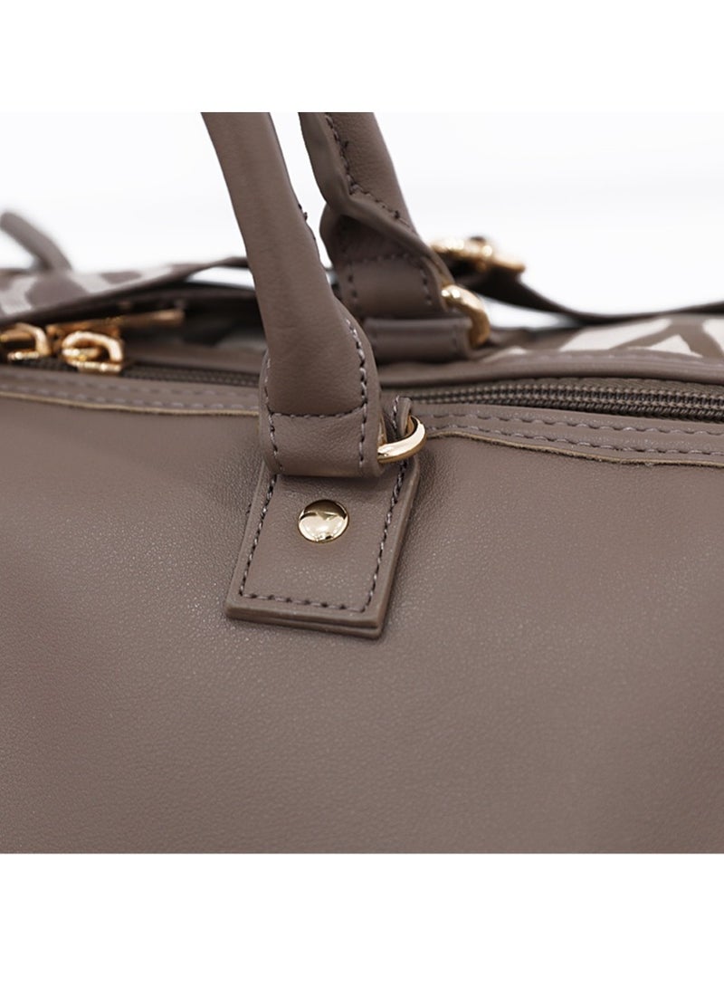 دكني حقائب دافل أيقونية للجنسين | خفيفة الوزن للسفر والرياضة والنادي الرياضي لون بيج - Image 3