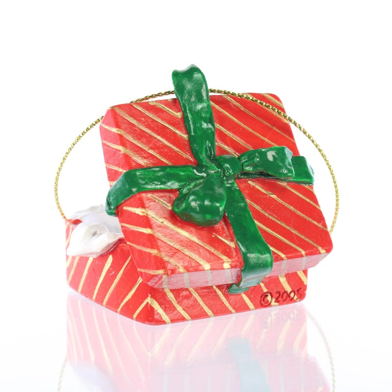 Conversation Concept GIRAFFE in a RED GIFT BOX Christmas Ornament New Resin RGBA20 - Image 2