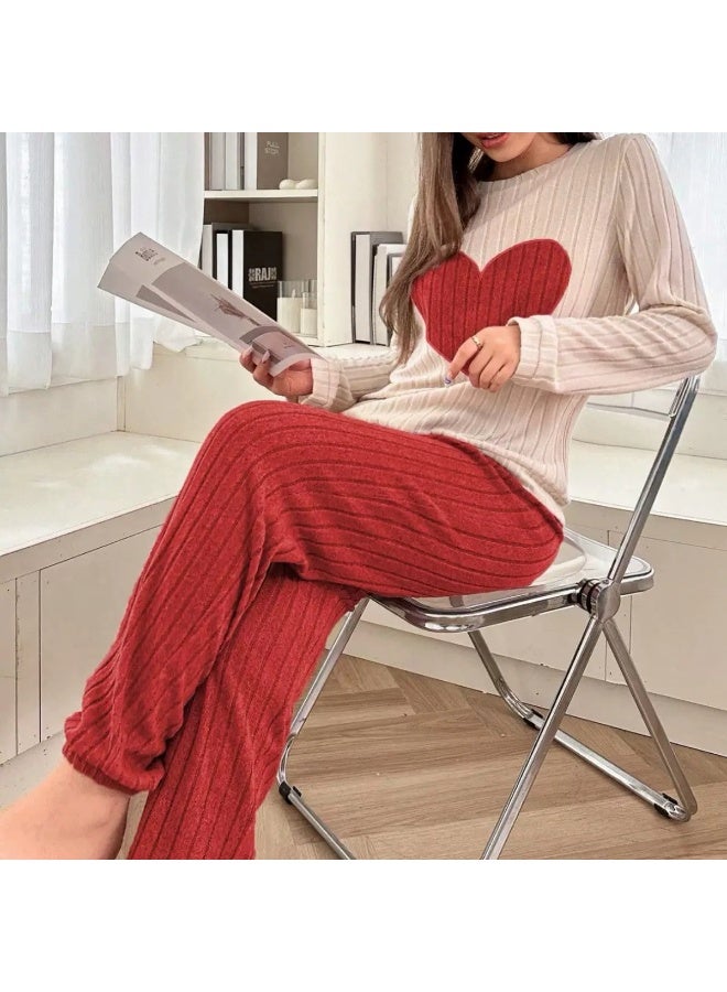 طقم بيجاما نسائي من قطعتين بنقشة قلوب، بأكمام طويلة وبنطال طويل، مناسب للارتداء المنزلي والنوم.