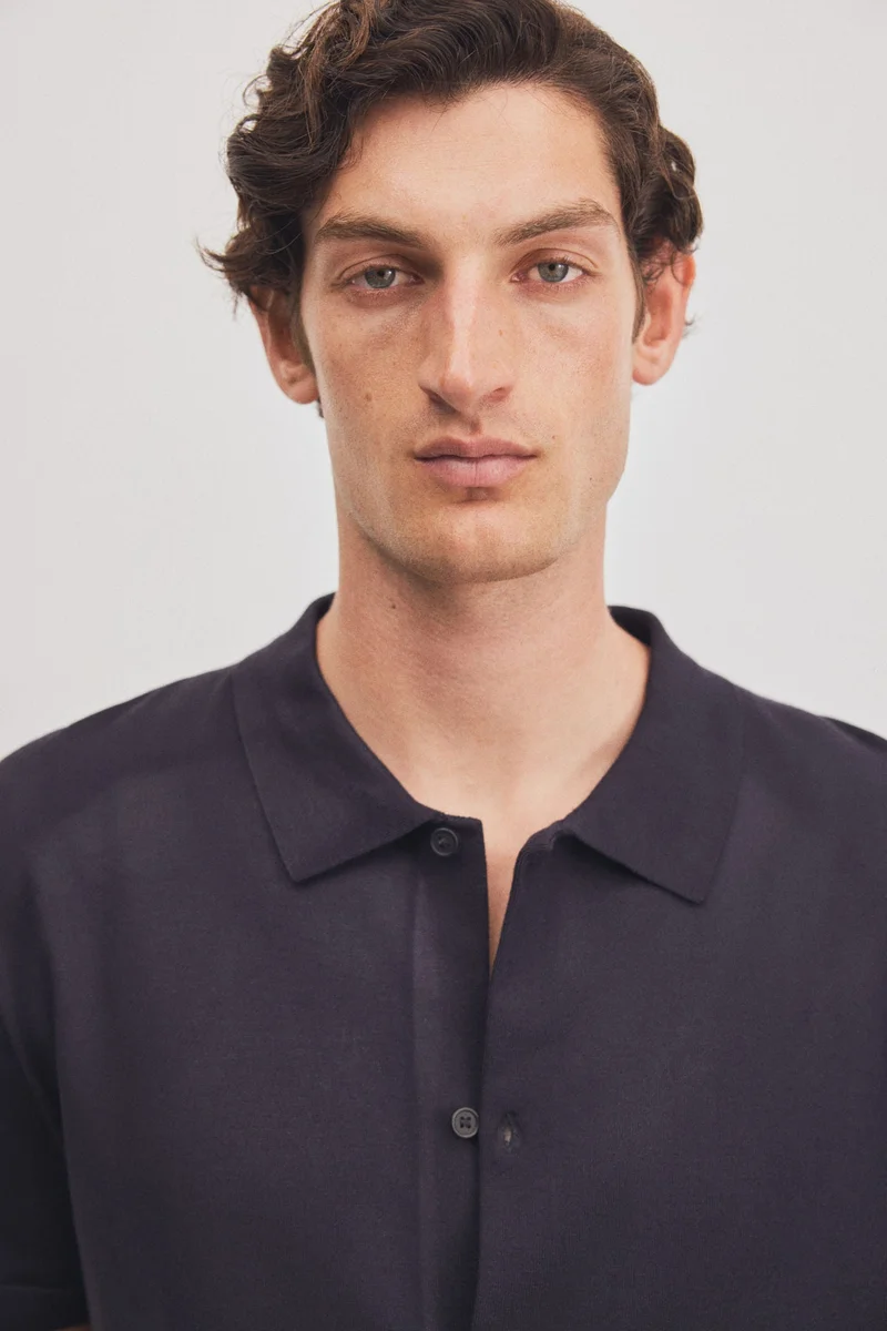 اتش اند ام قميص محبوك بقصة عادية