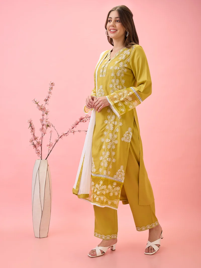 جلو باص طقم كرتا وبنطلون نسائي مطرز بالدانتيل بأكمام الجرس من جلوبس