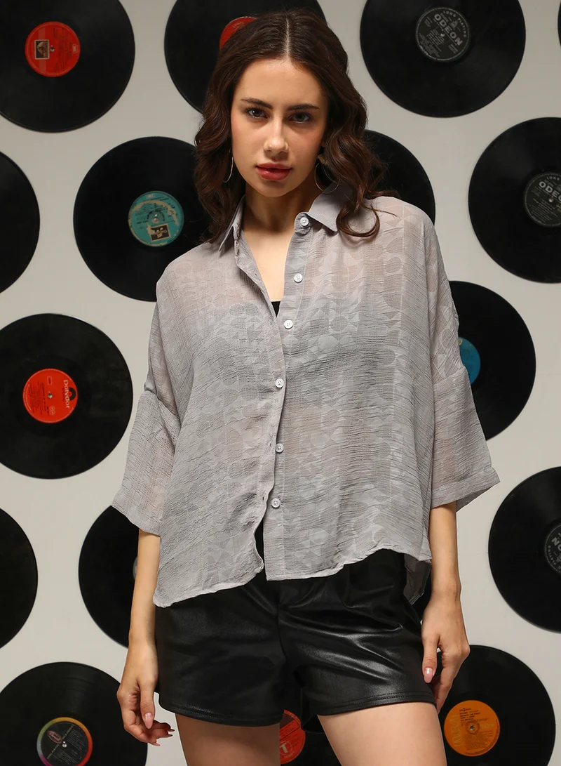 كامبوس سوترا قميص نسائي فضفاض من كامبس سوترا بنقوش هندسية رمادية شفافة