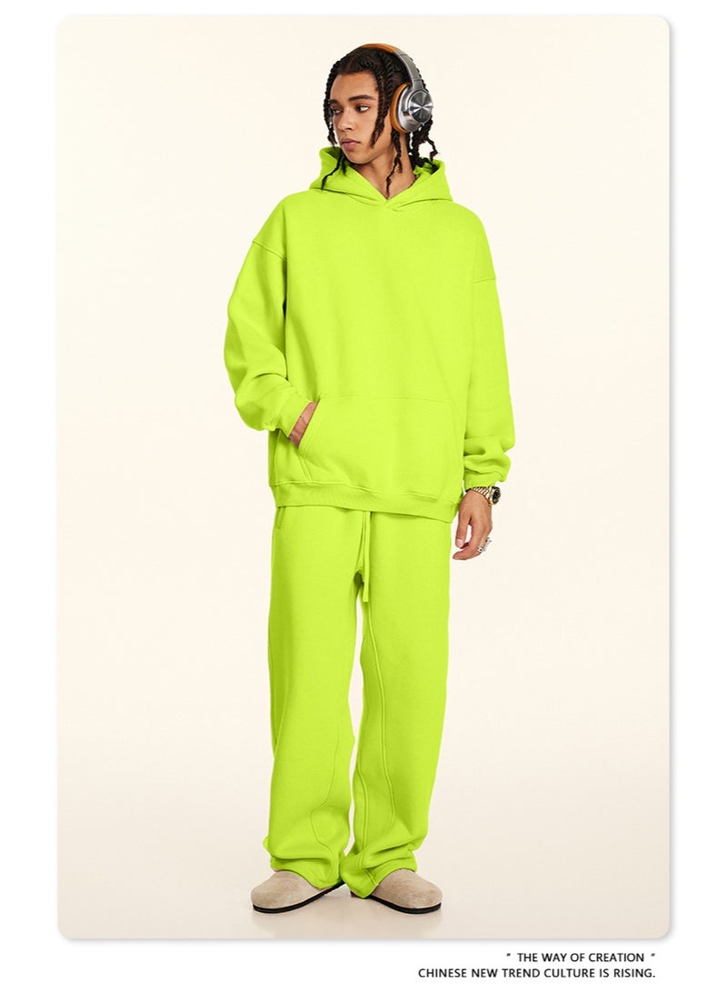 بى طقم هودي جديد من ماركة أمريكية عصرية لعام ٢٠٢٥، مكون من قطعتين: هودي بأكمام طويلة مبطن بالفرو وياقة دائرية، وبنطال رياضي بقصة مستقيمة، طقم كاجوال للجنسين (أخضر فسفوري). - Image 3