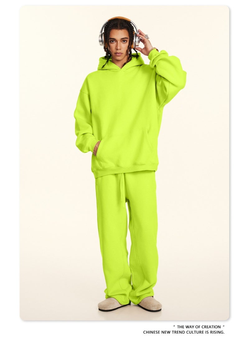 بى طقم هودي جديد من ماركة أمريكية عصرية لعام ٢٠٢٥، مكون من قطعتين: هودي بأكمام طويلة مبطن بالفرو وياقة دائرية، وبنطال رياضي بقصة مستقيمة، طقم كاجوال للجنسين (أخضر فسفوري). - Image 2