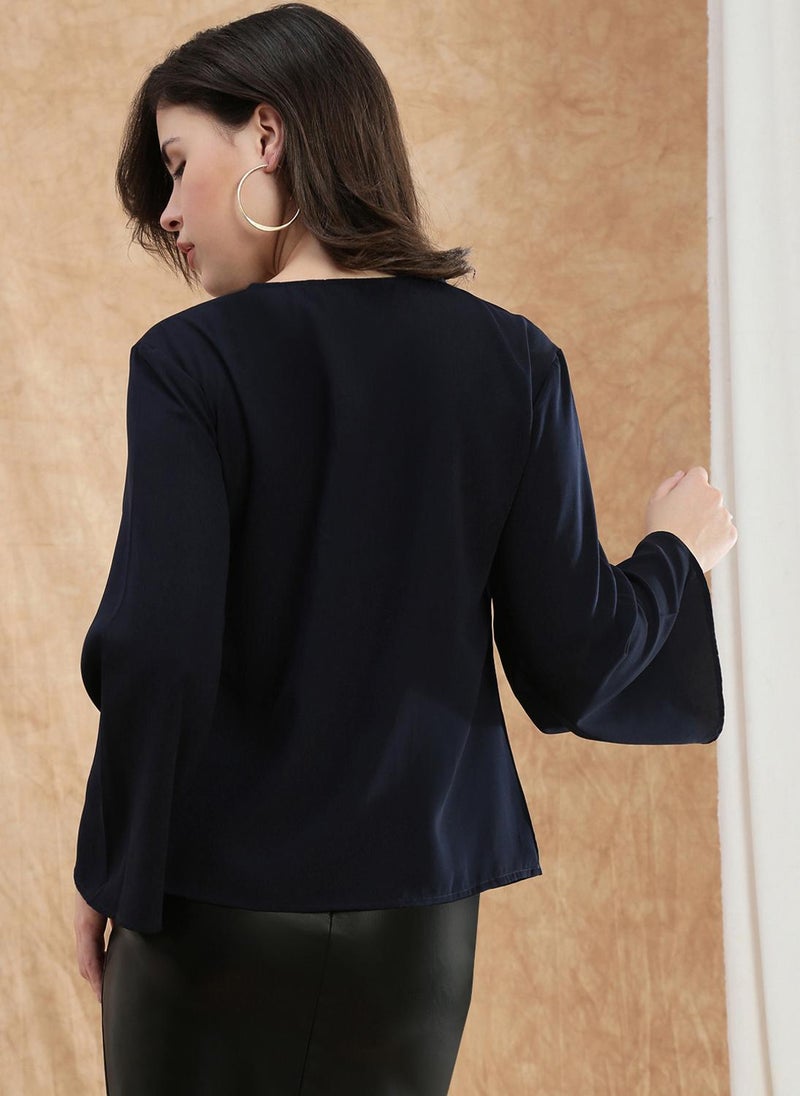 جلو باص بلوزة نسائية بلون أزرق بياقة على شكل حرف  وأكمام واسعة من قماش الجورجيت - Image 4