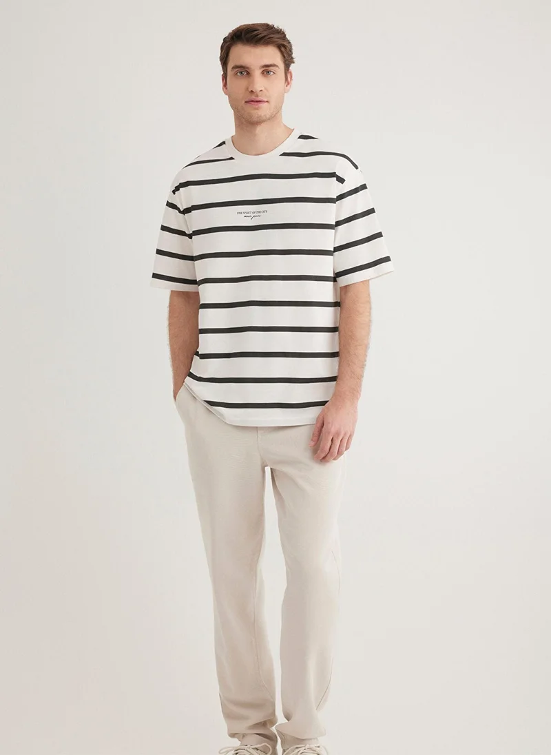 مافي قميص مخطط بلون الإكرو