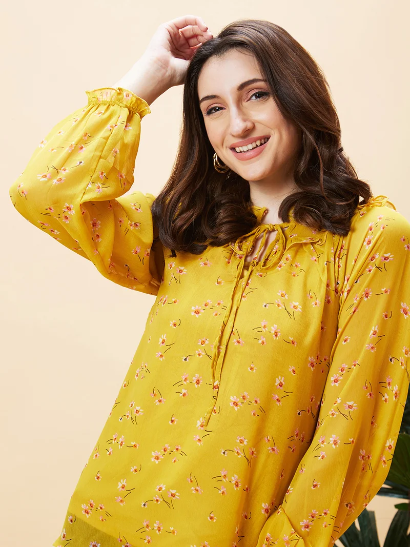 جلو باص بلوزة نسائية بطبعة زهور ورقبة برباط وأكمام منتفخة من الجورجيت