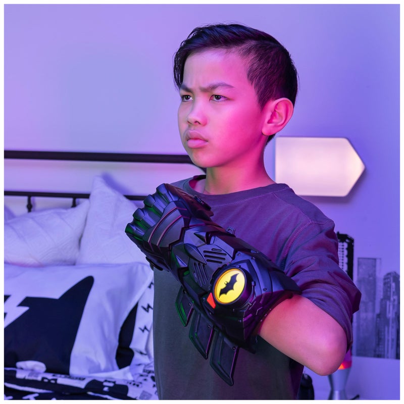 SPIN MASTER Batman, Interactive Gauntlet with Over 15 Phrases and Sounds, Halloween Costume for Kids Toys for Boys Aged 4 and Up - Image 3