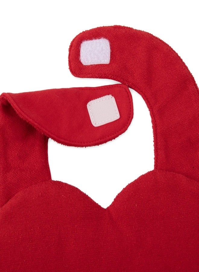 بيبي إيسينشيلز مجموعة مريلة وجوارب "أول عيد حب" من بيبي إسينشالز للبنات - مريلة حمراء على شكل قلب مع جوارب خشخيشة، هدية مثالية لعيد الحب للمواليد الجدد. - Image 5