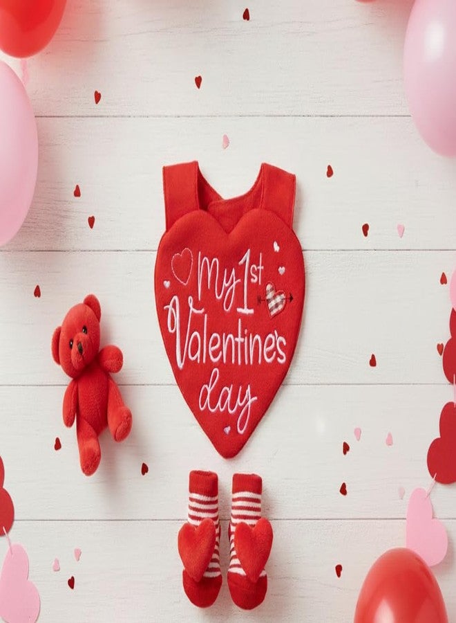 بيبي إيسينشيلز مجموعة مريلة وجوارب "أول عيد حب" من بيبي إسينشالز للبنات - مريلة حمراء على شكل قلب مع جوارب خشخيشة، هدية مثالية لعيد الحب للمواليد الجدد. - Image 3