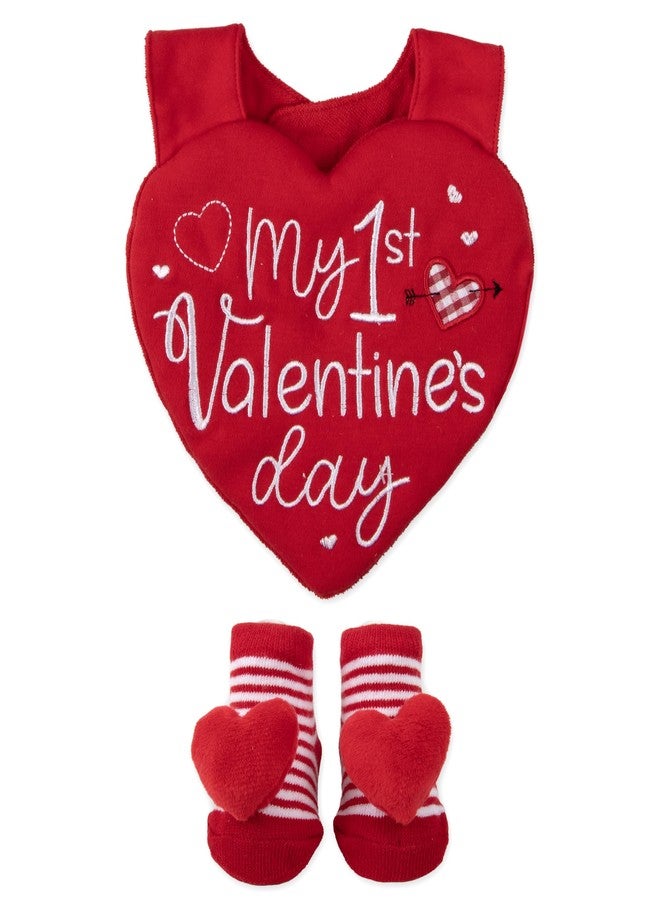 بيبي إيسينشيلز مجموعة مريلة وجوارب "أول عيد حب" من بيبي إسينشالز للبنات - مريلة حمراء على شكل قلب مع جوارب خشخيشة، هدية مثالية لعيد الحب للمواليد الجدد. - Image 2