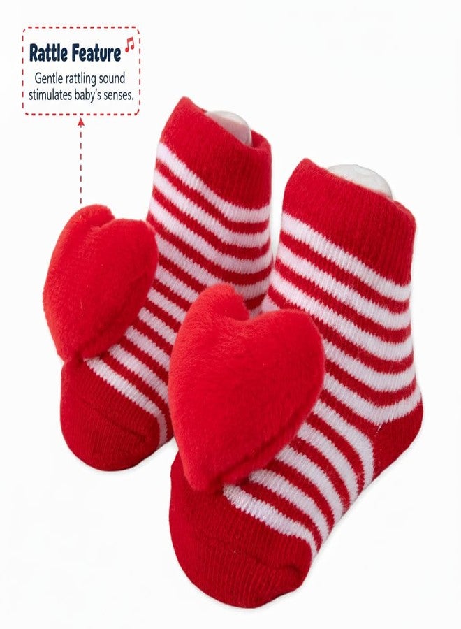 بيبي إيسينشيلز مجموعة مريلة وجوارب "أول عيد حب" من بيبي إسينشالز للبنات - مريلة حمراء على شكل قلب مع جوارب خشخيشة، هدية مثالية لعيد الحب للمواليد الجدد. - Image 4