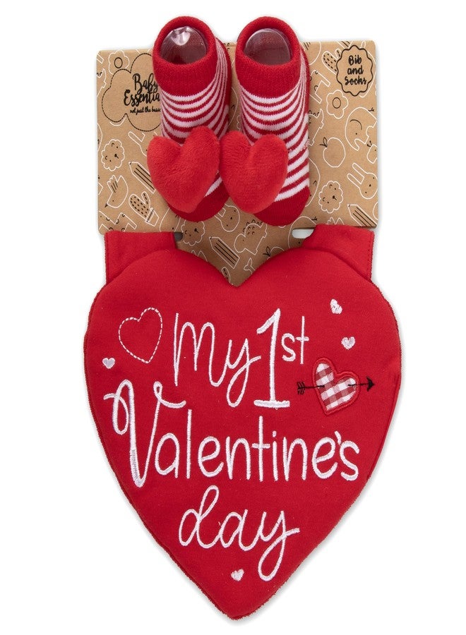 بيبي إيسينشيلز مجموعة مريلة وجوارب "أول عيد حب" من بيبي إسينشالز للبنات - مريلة حمراء على شكل قلب مع جوارب خشخيشة، هدية مثالية لعيد الحب للمواليد الجدد. - Image 1