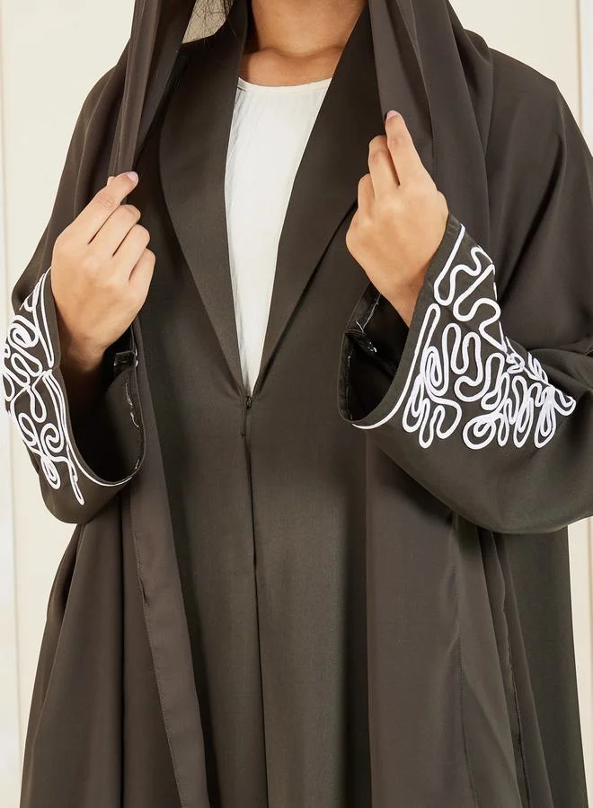 موديستي عباية بتفاصيل مُطرّزة مع زر غلق