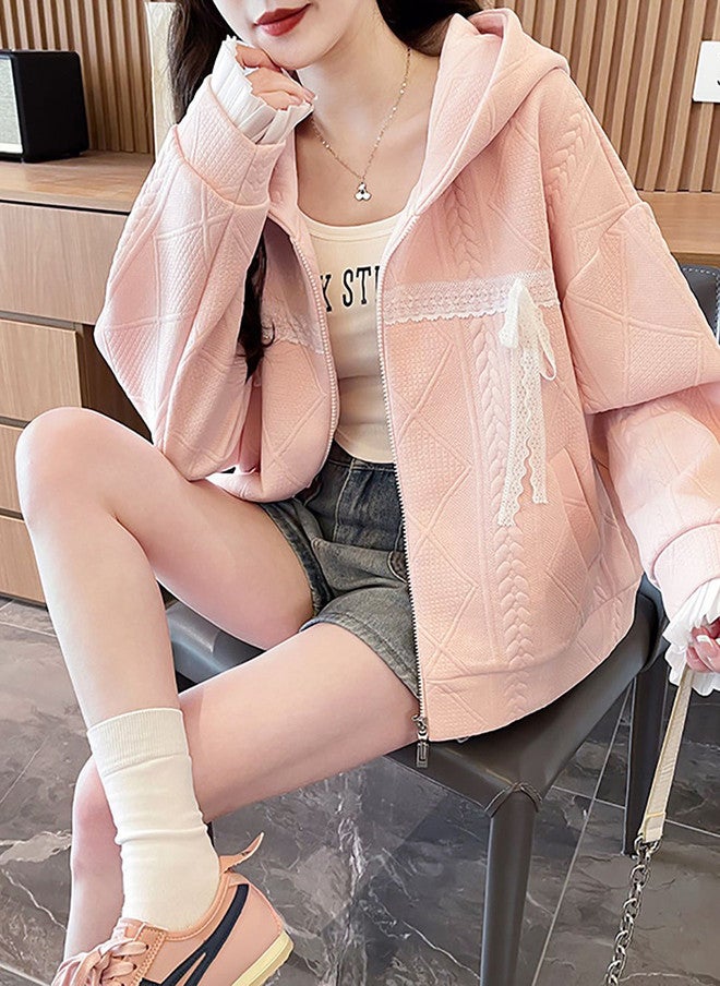 YUNIQEE سويت شيرت وردي مزود بغطاء رأس مزخرف للنساء - Image 1