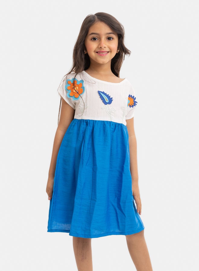 فستان بناتي أبيض وأزرق نصف كم بتطريز على الصدر