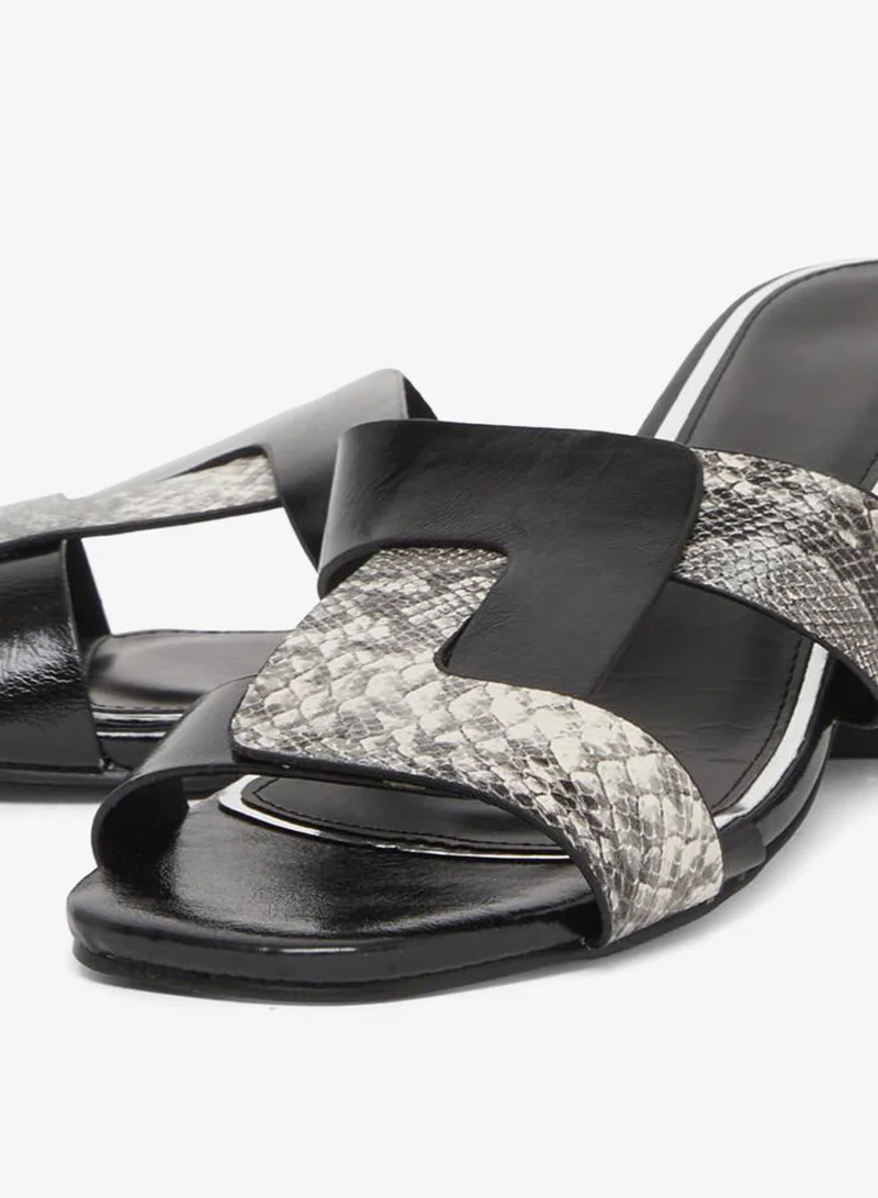 تايك تو صندل نسائي أسود بنقشة جلد الثعبان وكعب سميك