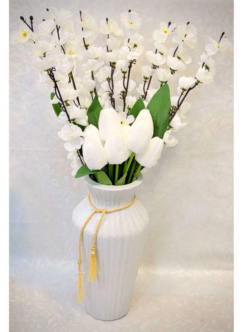 ناما توليب أبيض وزهور الأوركيد في مزهرية بيضاء