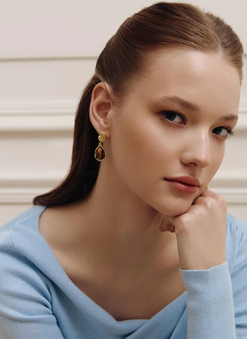 Stud earrings with drop-shaped stones