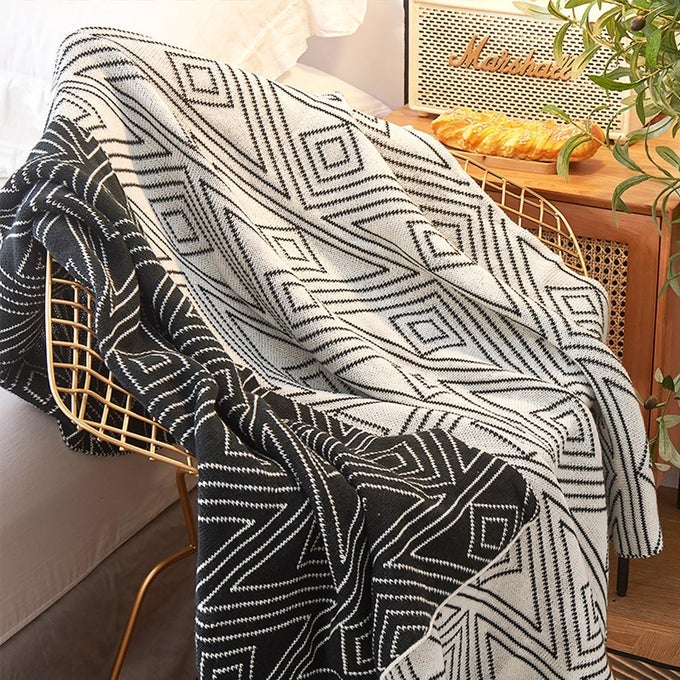 BLACK AND WHITE THROW BLANKETS KNITTED MODERN PATTERNED THROW BLANKET SOFT LIGHTWEIGHT WOVEN THROW BLANKET FOR SOFA COUCH BED AND LIVING ROOM BLACKWHITE 50X70 INCH