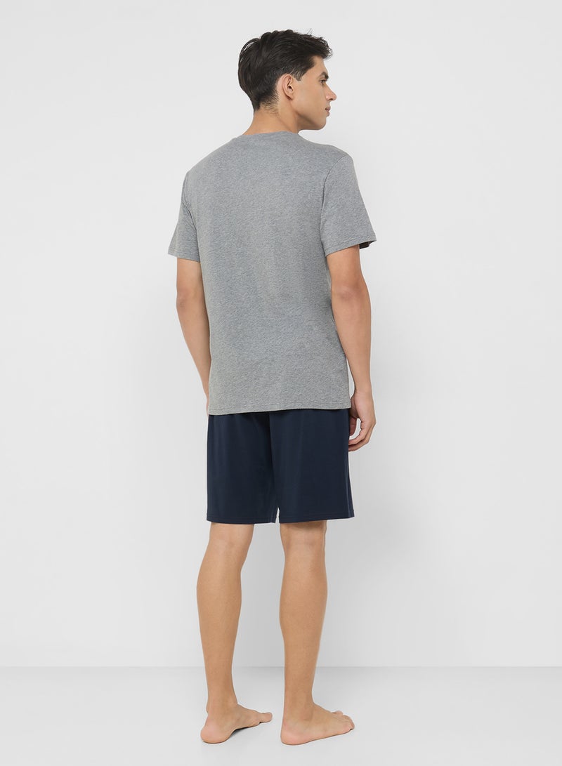 امبوريو ارماني طقم تي شيرت وشورت بشعار - Image 2