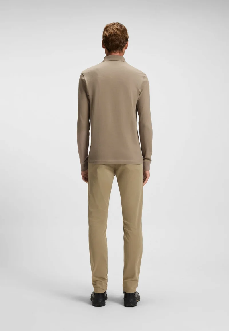 بوس قميص بولو قطن مطاطي بقصة ضيقة مع رقعة شعار