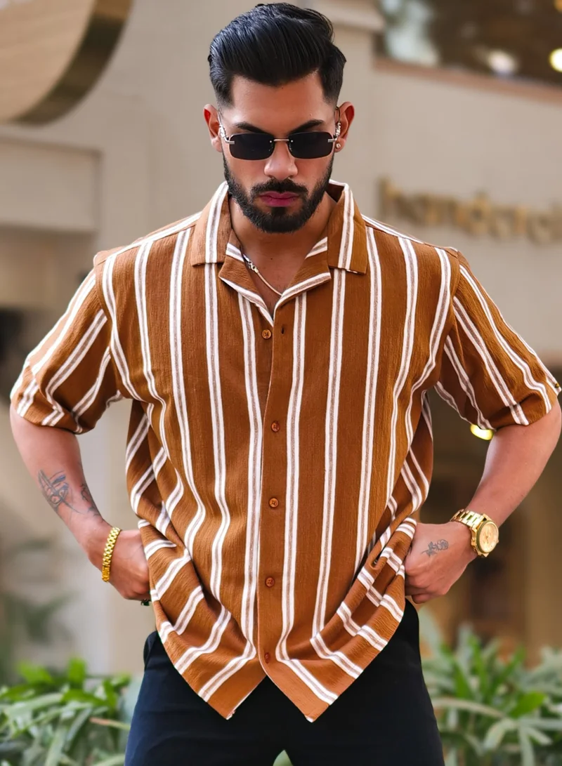 مانياك قميص رجالي مانياك مخطط عمودي نصف كم بتصميم نحيف من قماش التيري بلون الصدأ