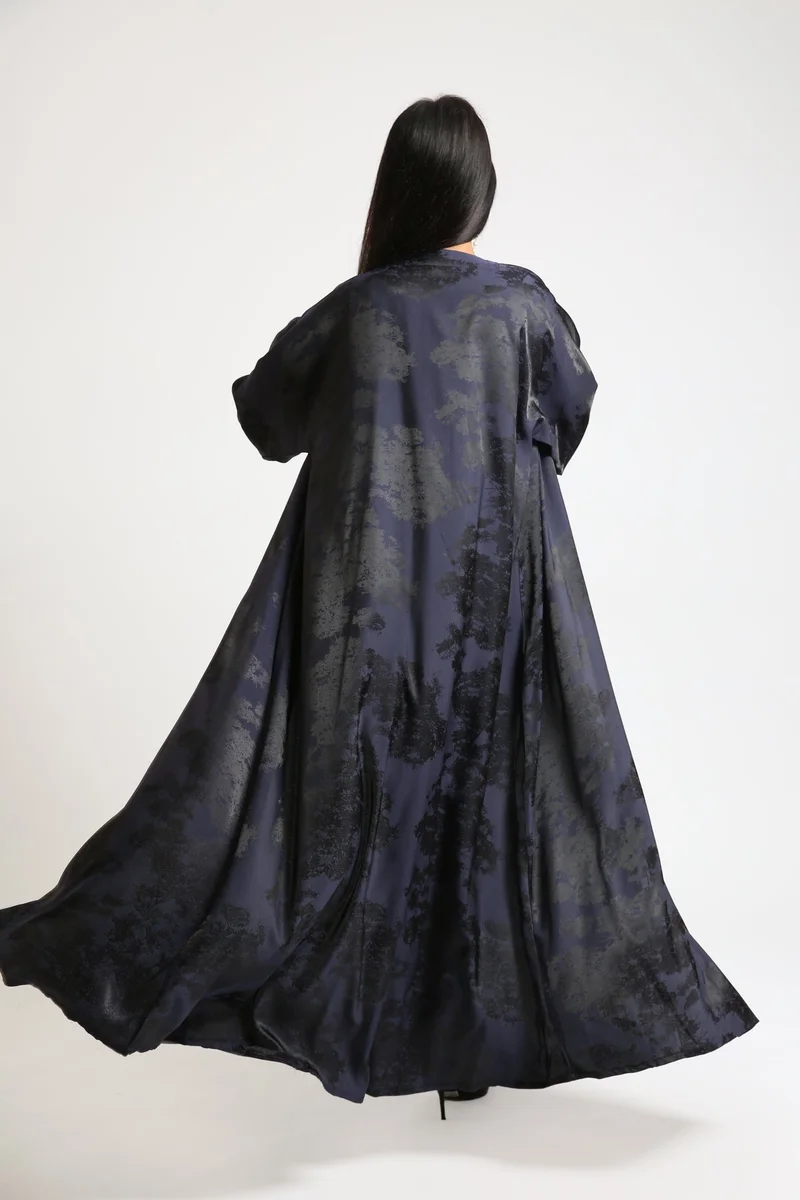 نيكياس عباية زرقاء داكنة مطبوعة ذاتيًا مع تفاصيل أزرار