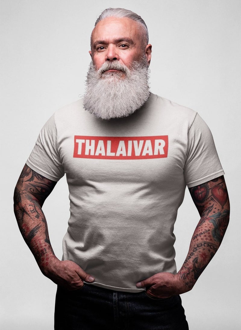 MERCH تي شيرت قطن للرجال بطباعة ثالايفار - احتفل بالقائد الأيقوني، راجينيكانث - Image 1