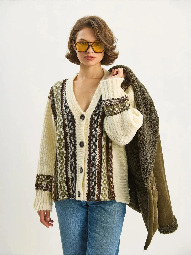 بيانكو لوتشي كارديجان بأزرار وأكمام طويلة وياقة على شكل حرف  بطبعة عرقية من لوتشي