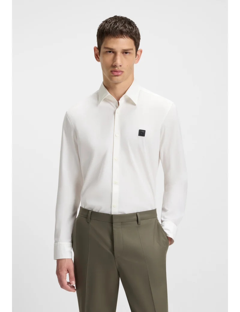 هوجو قميص بقصة ضيقة من القطن المطاطي بشعار مكدس