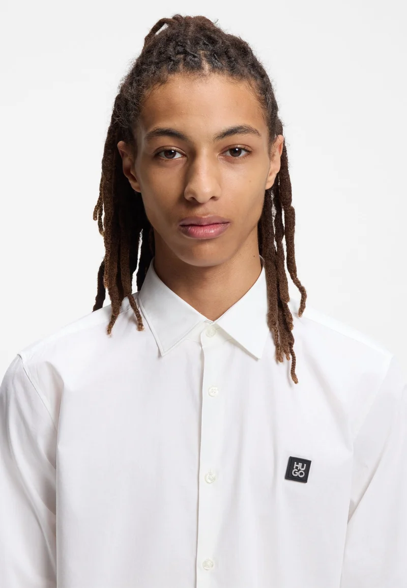 هوجو قميص بقصة ضيقة من القطن المطاطي بشعار مكدس