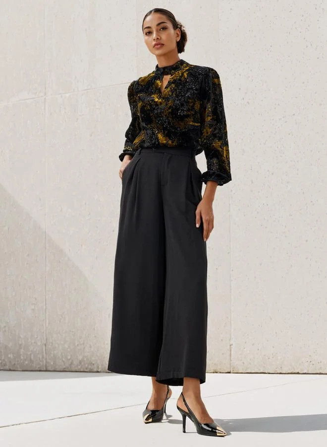 ايكونيك توب أيقوني بتفاصيل محترقة وفتحة مفتاح عند الرقبة