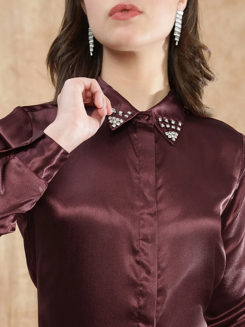 جلو باص قميص حفلات نسائي من الساتان بياقة ممتدة وأكمام مكبلة مزين باللون الأحمر