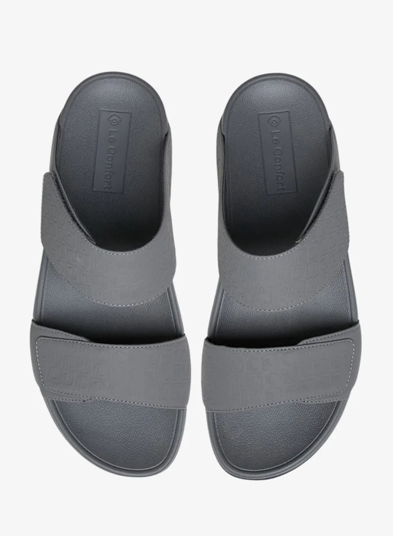 لو كونفورت صنادل رجالية مريحة سهلة الارتداء بشعار محفور