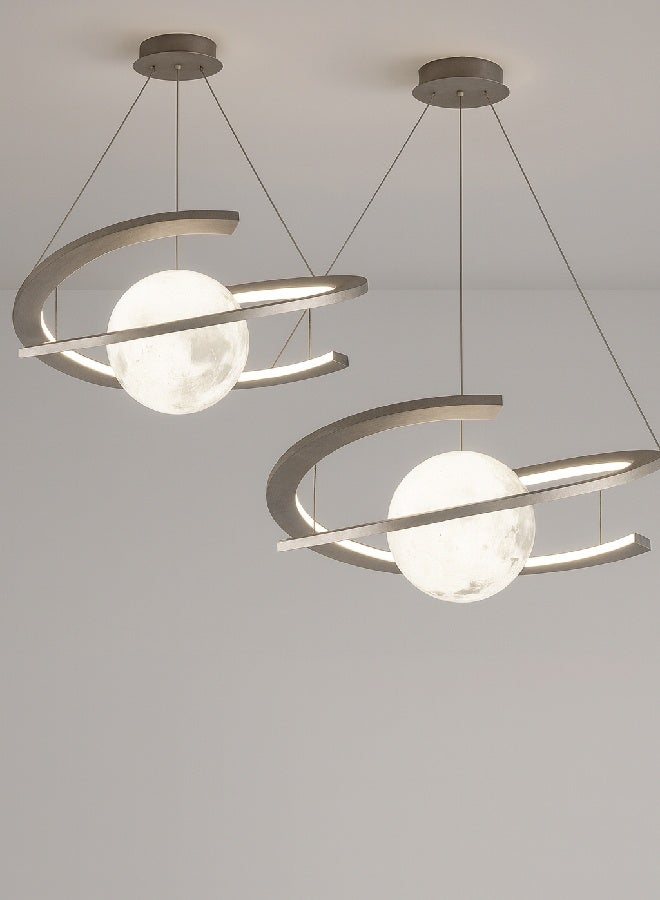 رافين طقم من مصابيح معلقة حديثة على شكل نجوم الفضاء، ثريا LED قابلة للتعتيم مع تصميم كرة الأرض الأكريليكية، 3 أوضاع ألوان للإضاءة، مصباح معلق قابل للتعديل للسقف لغرفة النوم، غرفة المعيشة، غرفة الأطفال، أو ديكور منزلي فني، المقاس 120 × 60 سم (قابل للتعديل). - Image 1