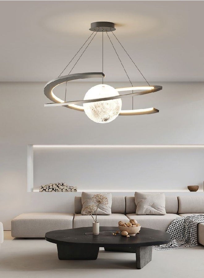 رافين طقم من مصابيح معلقة حديثة على شكل نجوم الفضاء، ثريا LED قابلة للتعتيم مع تصميم كرة الأرض الأكريليكية، 3 أوضاع ألوان للإضاءة، مصباح معلق قابل للتعديل للسقف لغرفة النوم، غرفة المعيشة، غرفة الأطفال، أو ديكور منزلي فني، المقاس 120 × 60 سم (قابل للتعديل). - Image 2