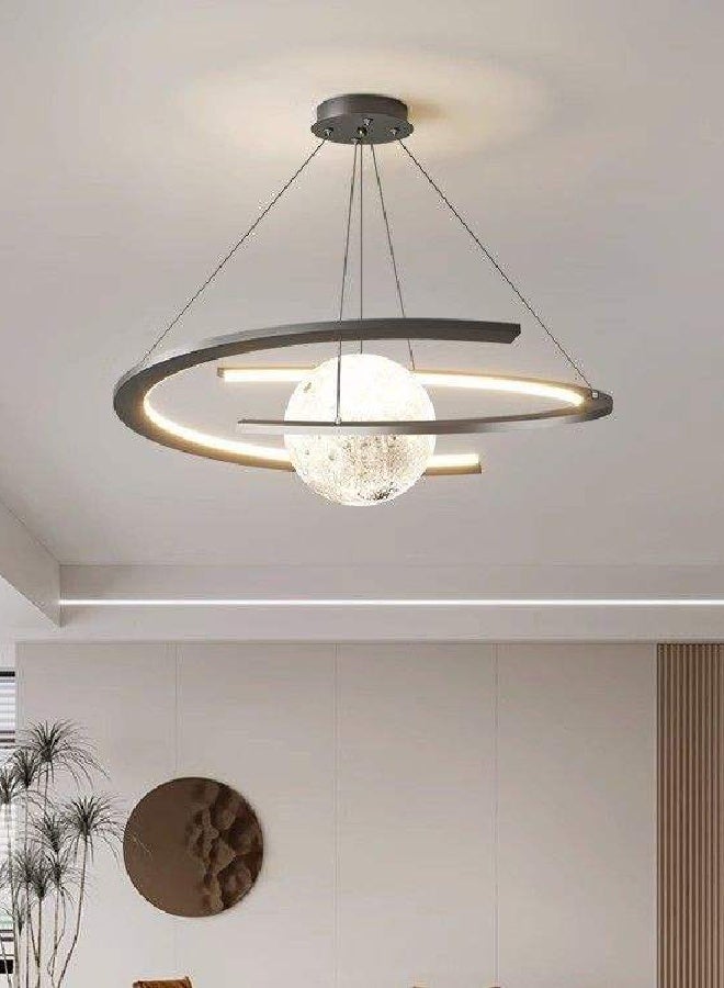 رافين طقم من مصابيح معلقة حديثة على شكل نجوم الفضاء، ثريا LED قابلة للتعتيم مع تصميم كرة الأرض الأكريليكية، 3 أوضاع ألوان للإضاءة، مصباح معلق قابل للتعديل للسقف لغرفة النوم، غرفة المعيشة، غرفة الأطفال، أو ديكور منزلي فني، المقاس 120 × 60 سم (قابل للتعديل). - Image 4