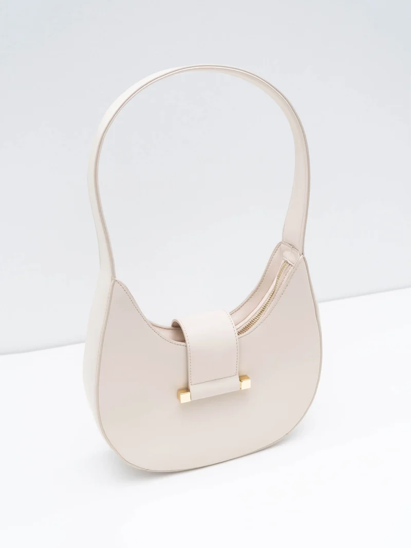 ليتشي حقيبة نصف دائرية الشكل مع حزام كتف عريض