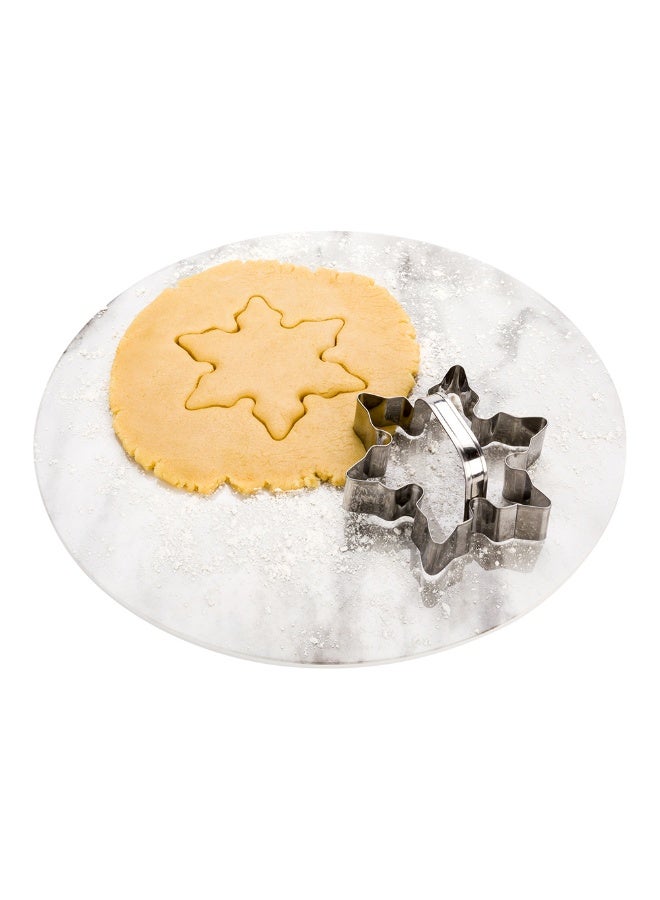 Restaurantware Pastry Tek 4.5 Inch x 3 Inch Snowflake Cookie Cutter, 1 With Handle Winter Cookie Cutter - Precise Outline, Heavy-Duty, Metal Christmas Ornament Cookie Cutter, For Holidays Or Parties - Image 2