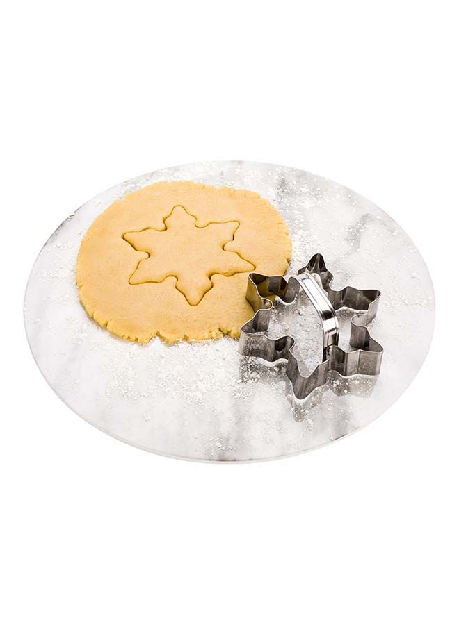 Restaurantware Pastry Tek 4.5 Inch x 3 Inch Snowflake Cookie Cutter, 1 With Handle Winter Cookie Cutter - Precise Outline, Heavy-Duty, Metal Christmas Ornament Cookie Cutter, For Holidays Or Parties - Image 4
