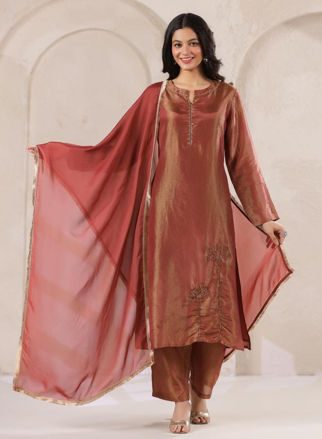 سانسكريتي هومز طقم كورتة مطرزة وبنطال مستقيم مع دوباتا - صدئي - Image 4