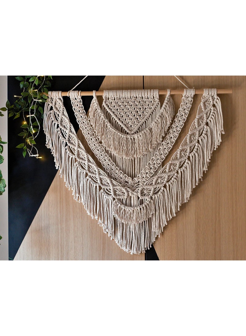 انتيكيانو قطعة فنية مصنوعة يدويًا من خيوط قطنية عالية الجودة، تتميز بتصميم بوهيمي راقٍ وعُقد متقنة تضيف لمسة من الدفء والأناقة لأي جدار. مثالية لتزيين غرف المعيشة أو النوم، وتضفي أجواءً طبيعية وهادئة على المساحة. - Image 1