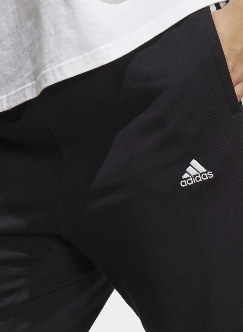 adidas بنطال جوغر أساسي بشعار الماركة (حجم كبير)