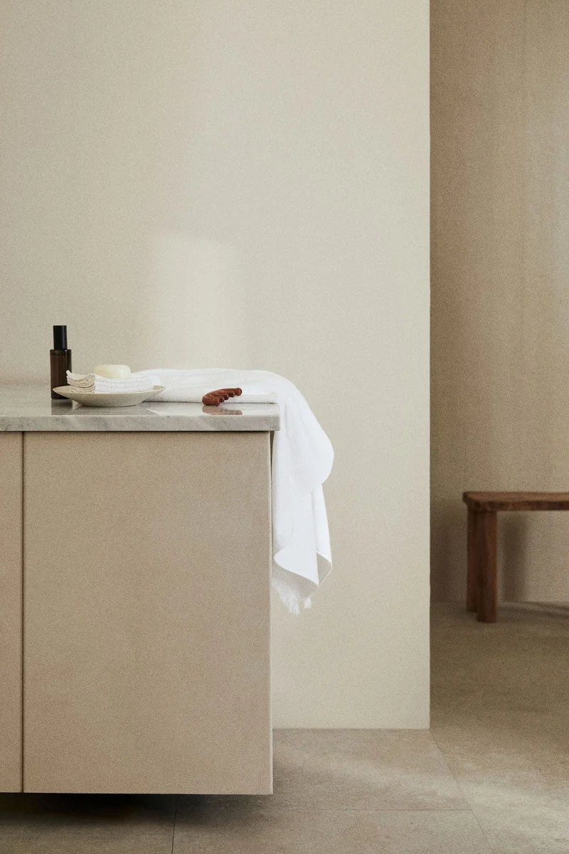 اتش اند ام منشفة استحمام من نسيج تيري القطني