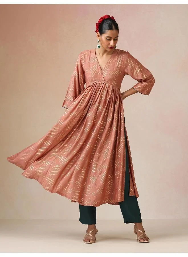 ترو برونز طقم كورتا أناركالي حرير موسلين بطبعات ذهبية خوخية من  بفتحة جانبية عالية