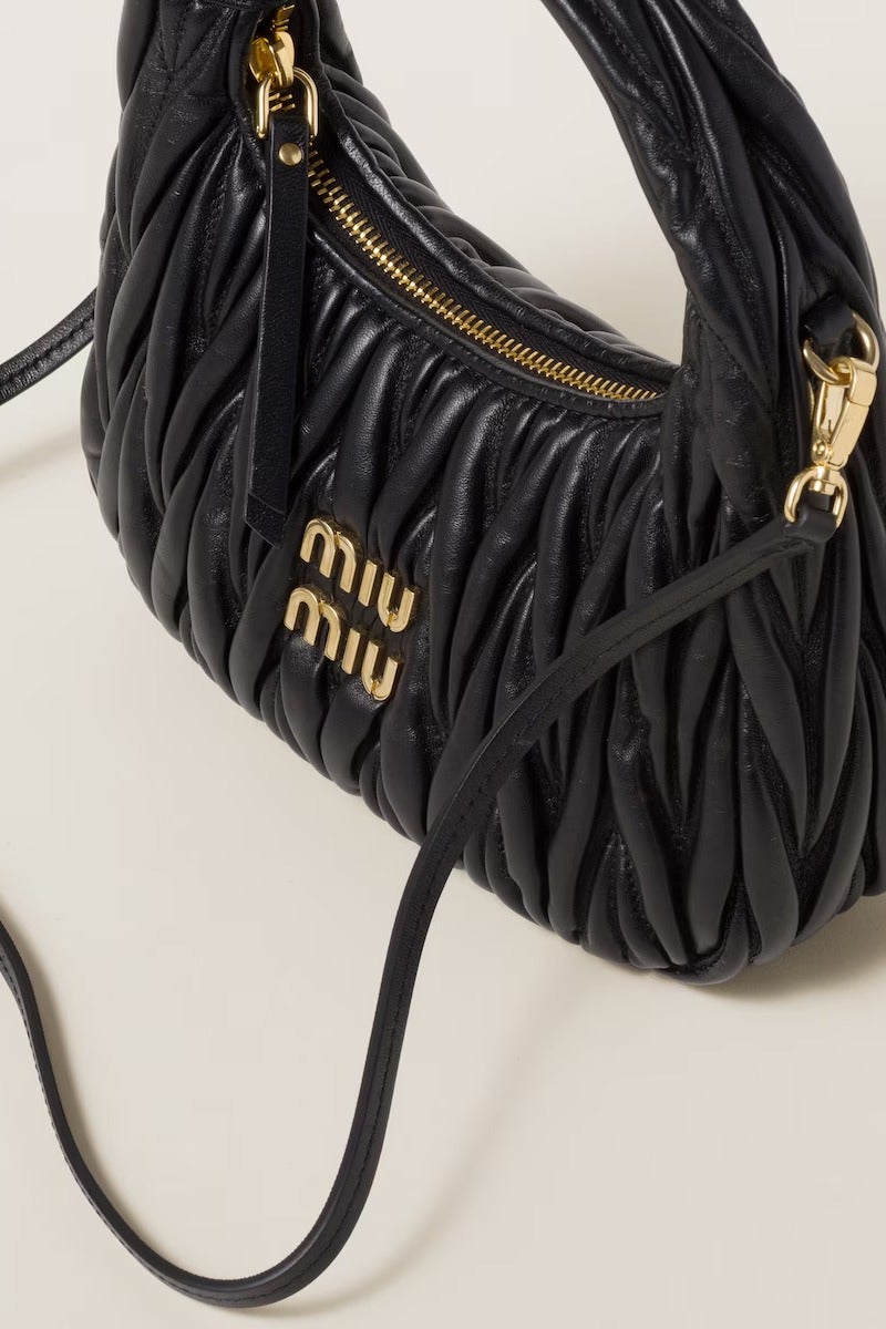 حقيبة كتف هوبو من جلد النابا من ماركة Miu Miu Wander مزودة بحزام للارتداء عبر الجسم وإغلاق بسحاب - Image 5