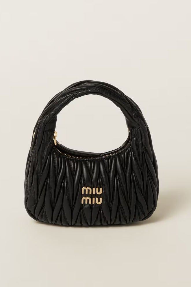 حقيبة كتف هوبو من جلد النابا من ماركة Miu Miu Wander مزودة بحزام للارتداء عبر الجسم وإغلاق بسحاب - Image 1